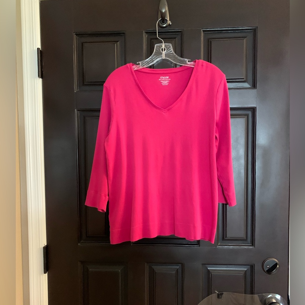 Chico’s Women's Fuchsia V-Neck Top size 3(XL).
